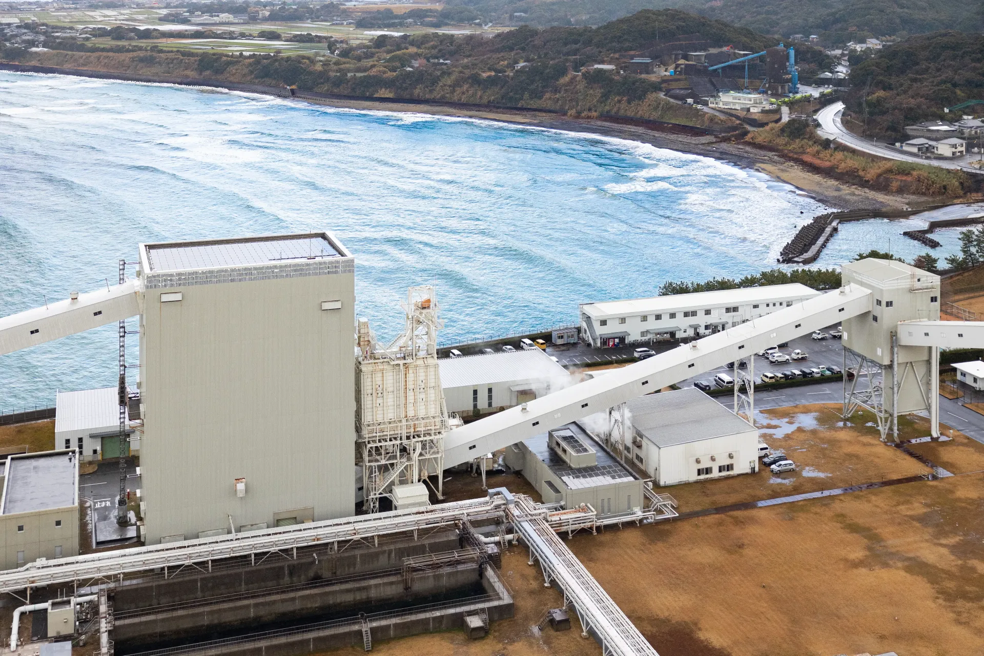 苓北発電所建屋の屋上からの外観