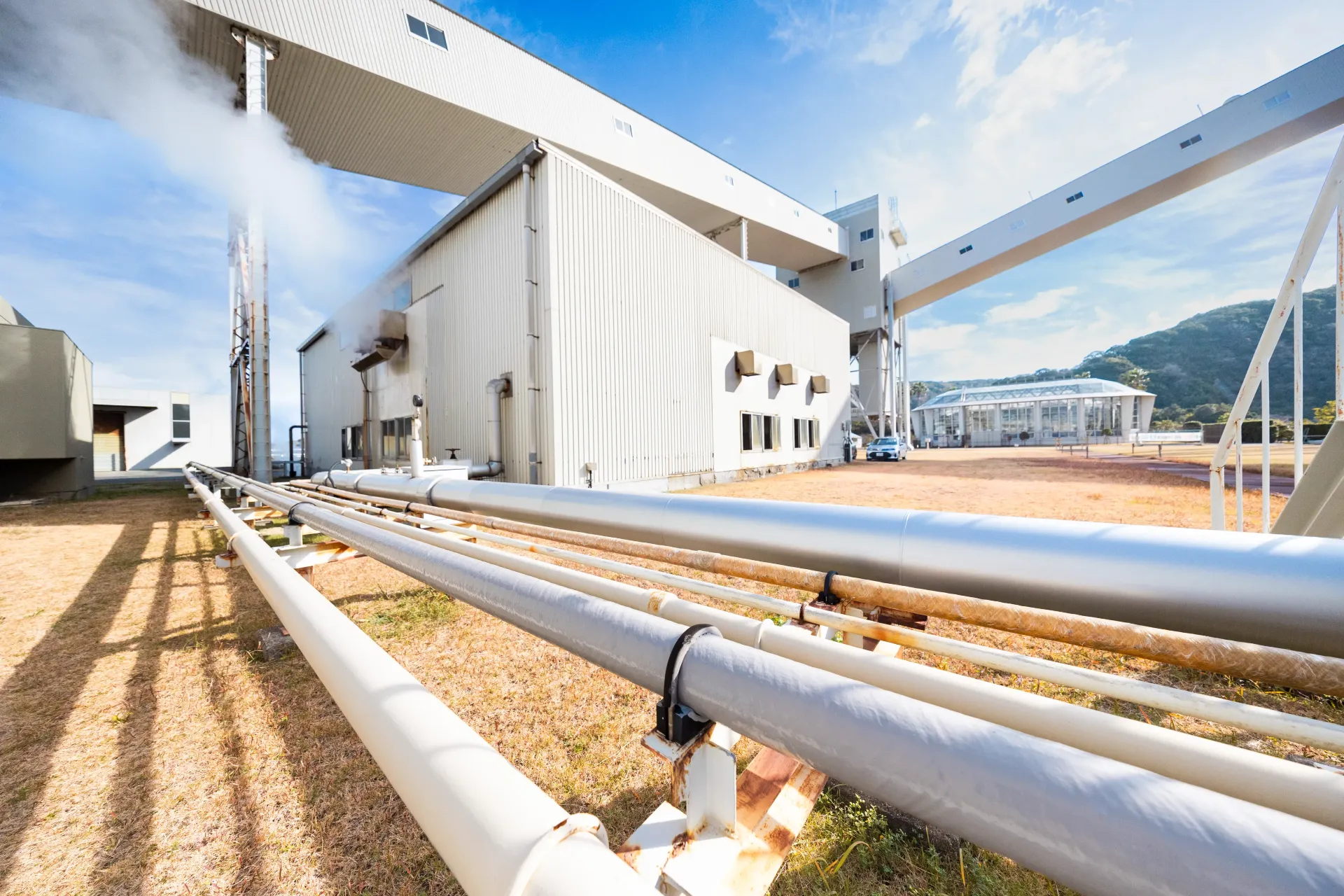 工場内のパイプ