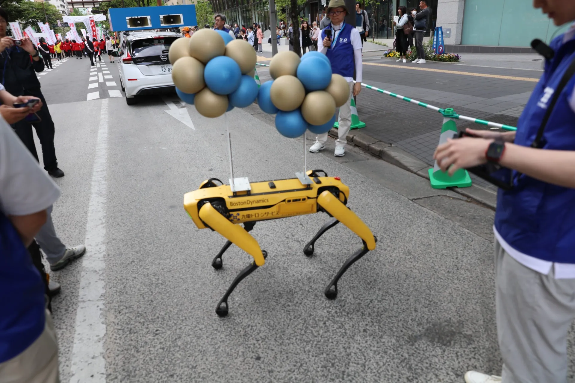 「ずっと先まで、明るくし隊」の４足歩行ロボットの写真