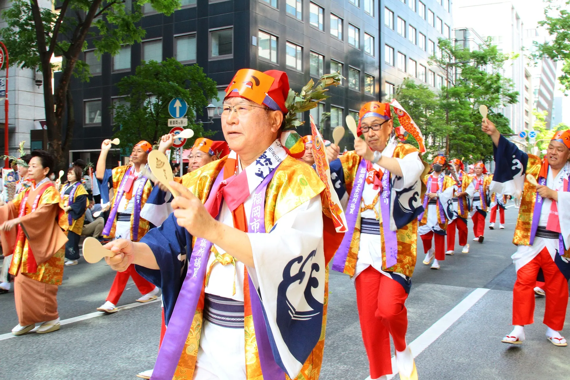 しゃもじを叩きながら練り歩くパレードの写真