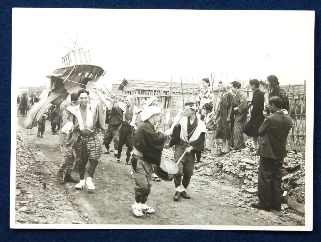 焼け跡を進む松ばやし傘鉾